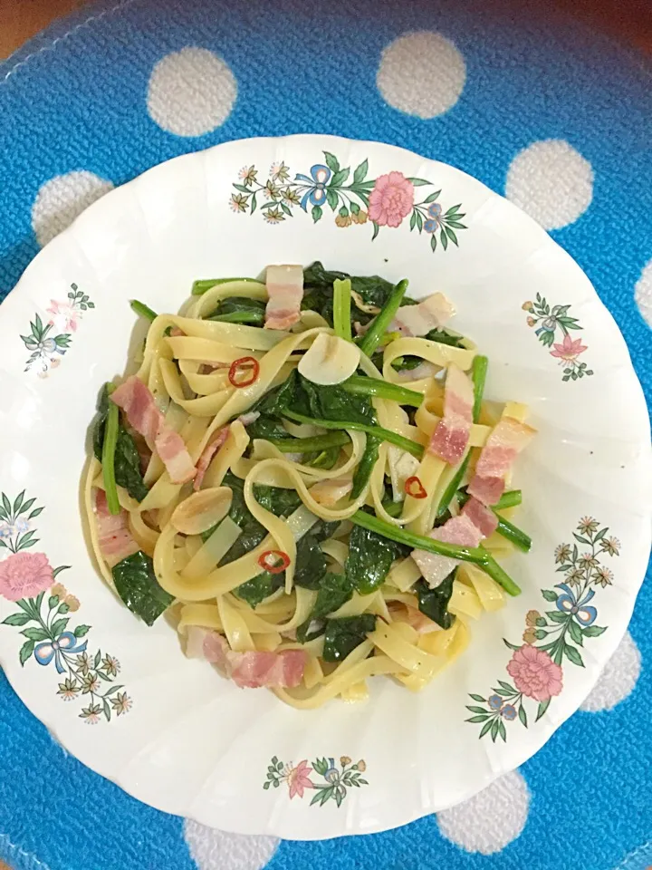 Pepperoncino pasta with spinach and bacon|Grace Cruzさん