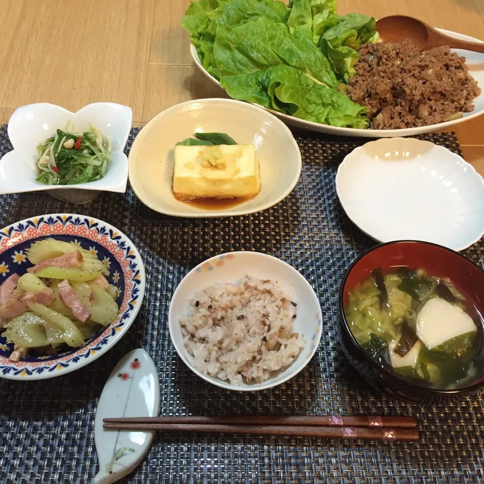 晩ご飯  ＊甜麺醤肉味噌 サンチュで包んで ＊揚げ出し豆腐 ＊水菜の煮浸し ＊セロリとベーコンの炒め物 ＊みそ汁（里芋 キャベツ ワカメ 昆布）|kokoさん