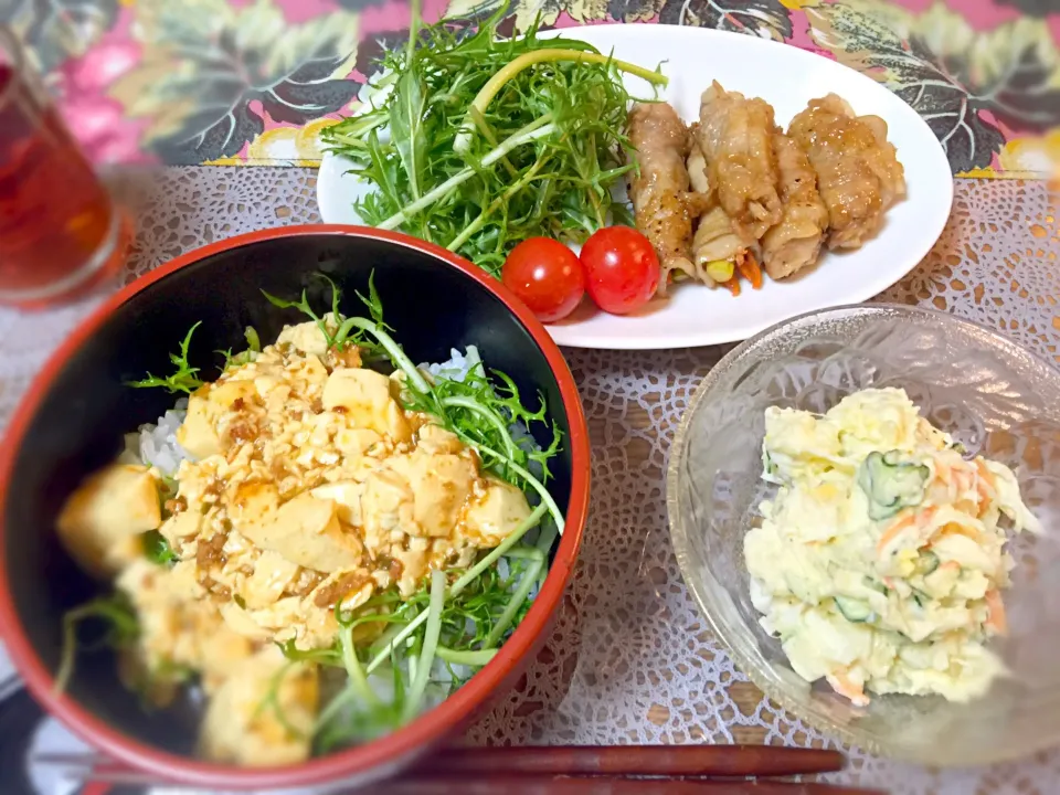 Snapdishの料理写真:娘2号の手料理＊麻婆丼＊肉巻き＊ポテトサラダ|あつこさん