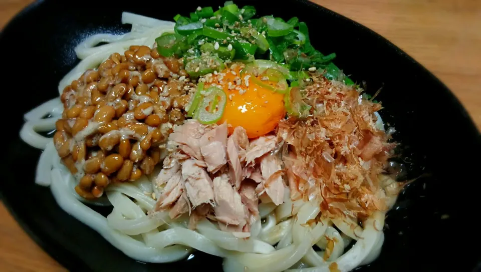 Snapdishの料理写真:お夜食にも♪《納豆♡ツナうどん》 #納豆 #うどん #ツナ #シーチキン #ヘルシー|erichiさん