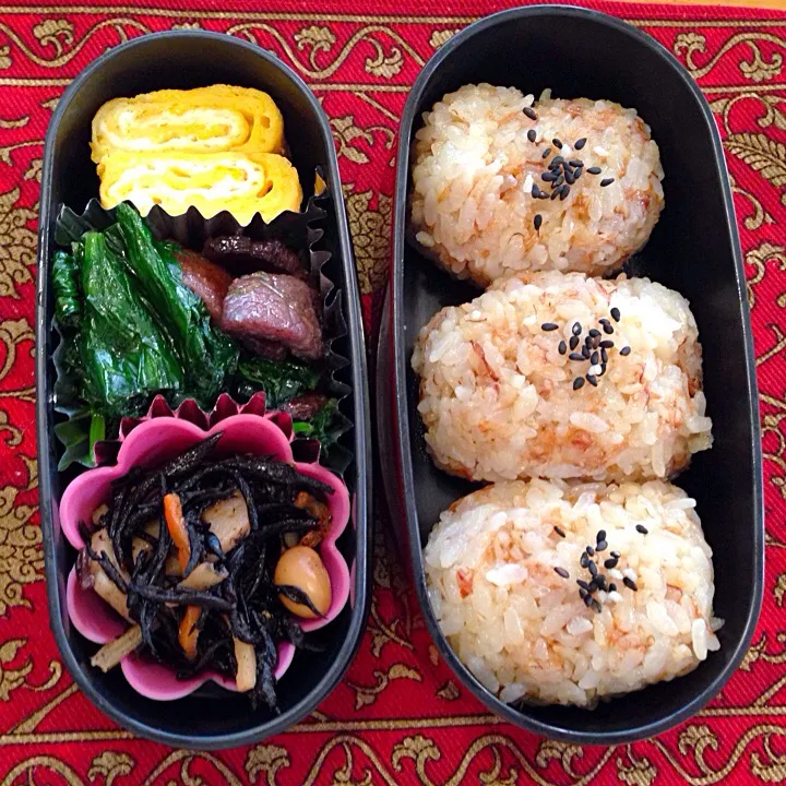 おかかのおむすび🍙と牛肉とほうれん草の醤油炒め弁当|もえさん