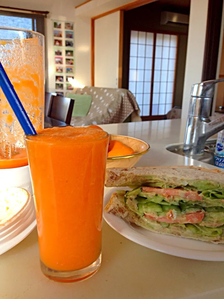 Orange & carrot smoothie & avocado sandwich|viviさん