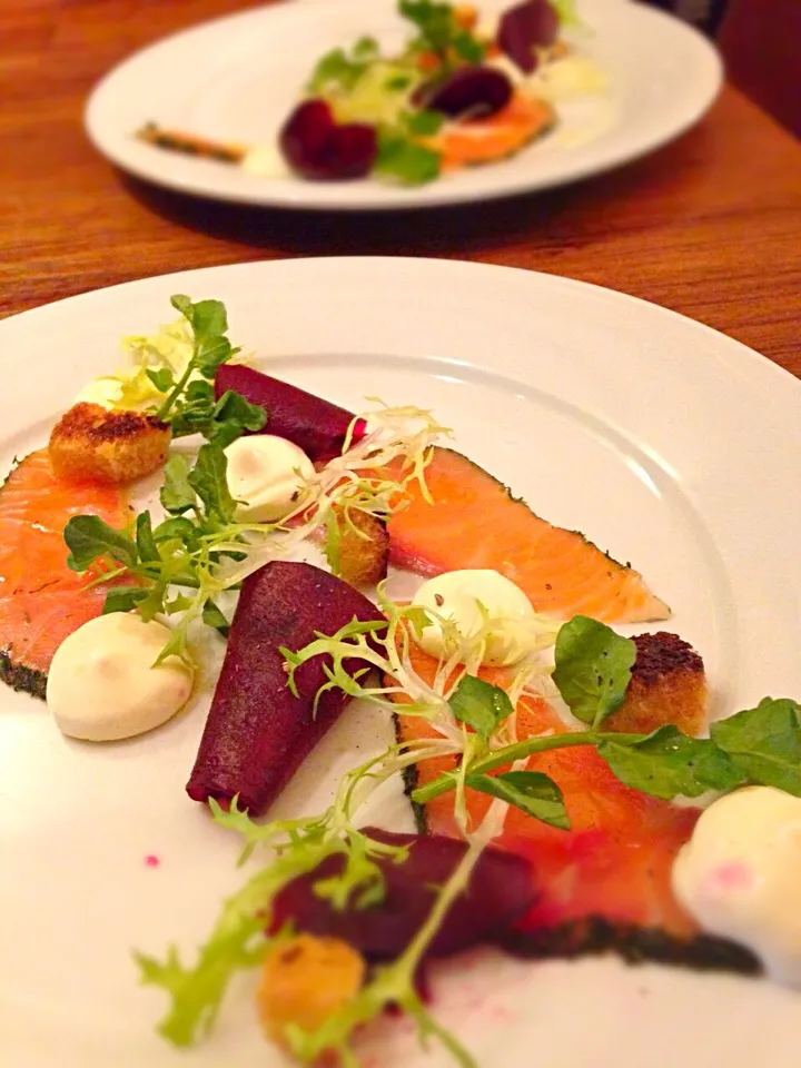 Salmon gravlax, pickled beets, creme fraught, cress|Kate McGettiganさん