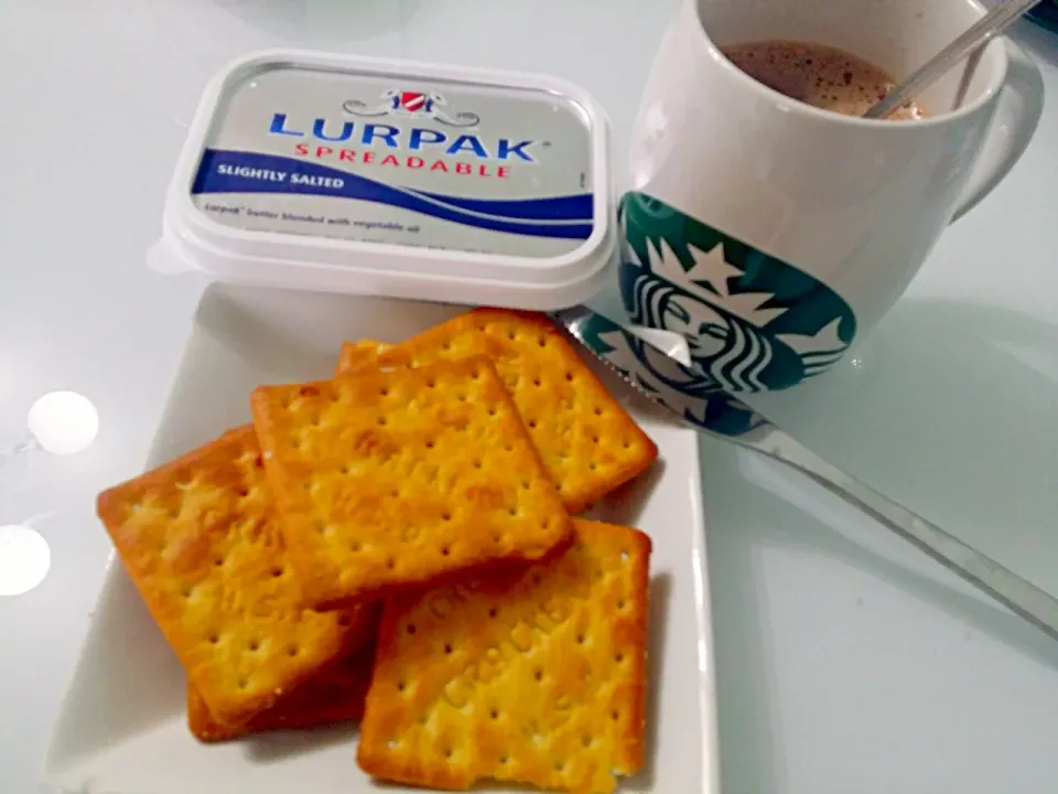 Breakfast : Crackers + butter  & Hot Milo ♨😋💋|🌷lynnlicious🌷さん