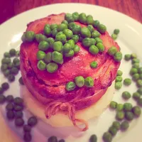 House made steak and kidney pie, creamed mash potato, baby peas|Kate McGettiganさん