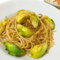 Snapdishの料理写真:芽キャベツとしらすのパスタ|KOMACHIさん