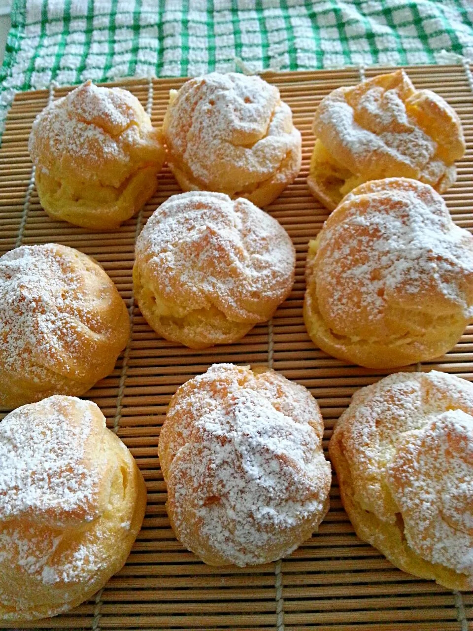 cream puffs for afternoon tea.|Yong Sui Weiさん