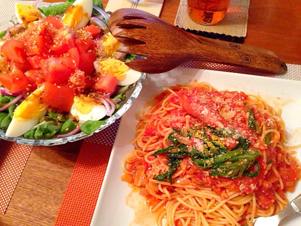 ソーセージとサラダ春菊のトマトソースパスタ|美穂さん