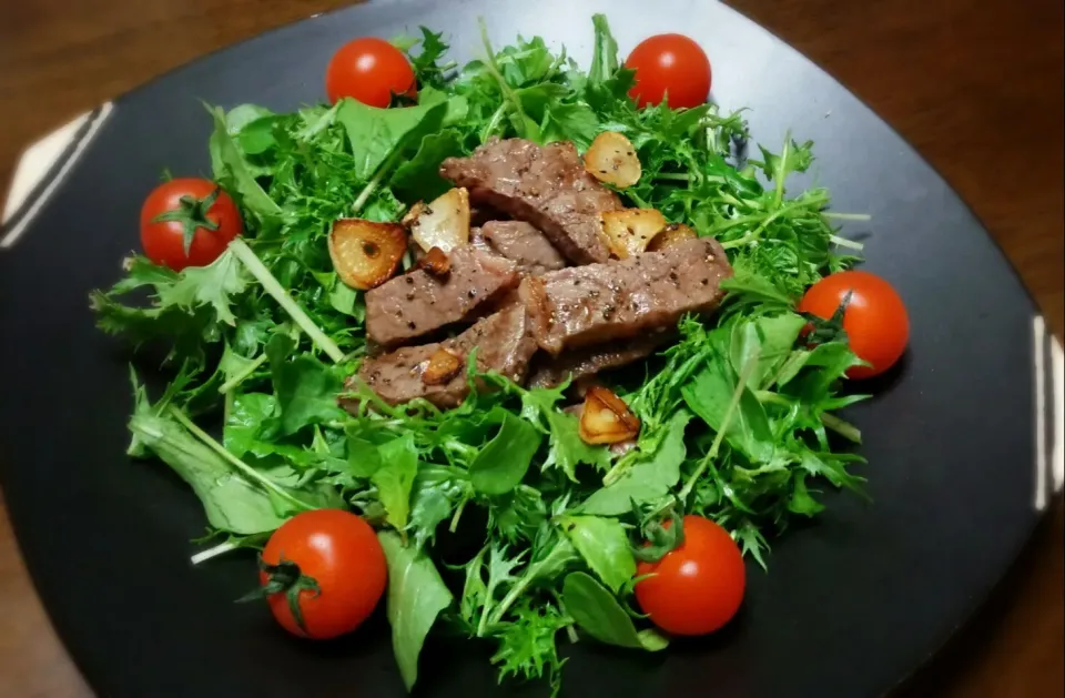 Snapdishの料理写真:実家飯！《お庭の野菜と和牛♡ステーキサラダ》|erichiさん