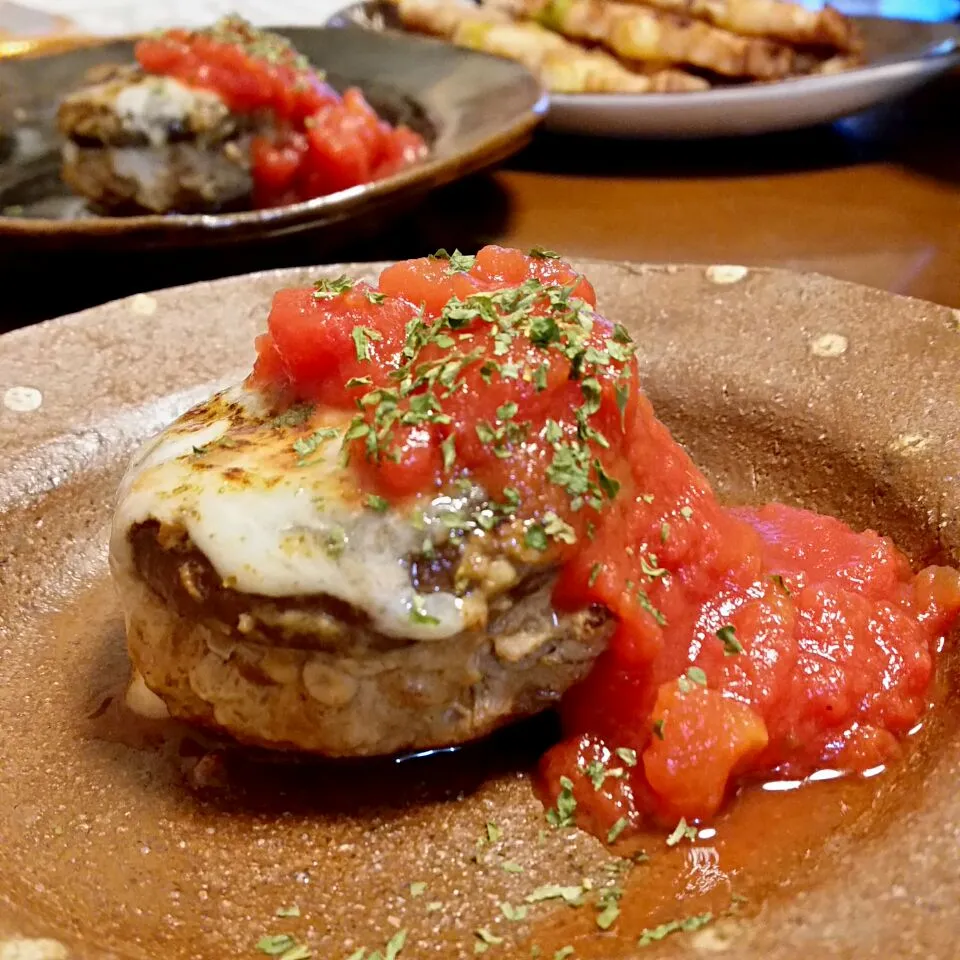 椎茸ハンバーグ   チーズを炙ってトマト🍅ソースかけて😋|ふりるさん