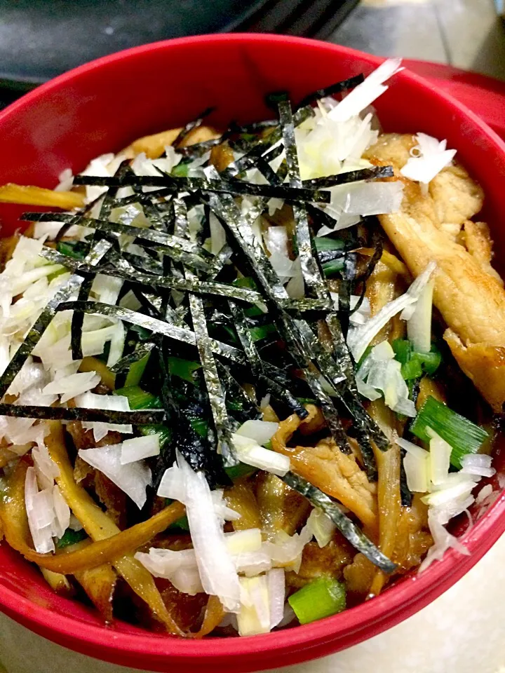 シャキシャキごぼうと豚肉の照焼き丼|黒蜜きなこさん