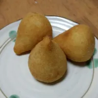 Coxinha. 
 I dont know the name in oders country but, in brazil we eat 'coxinha' in birrhday partys or in lunch.|Alyne Hiromoriさん