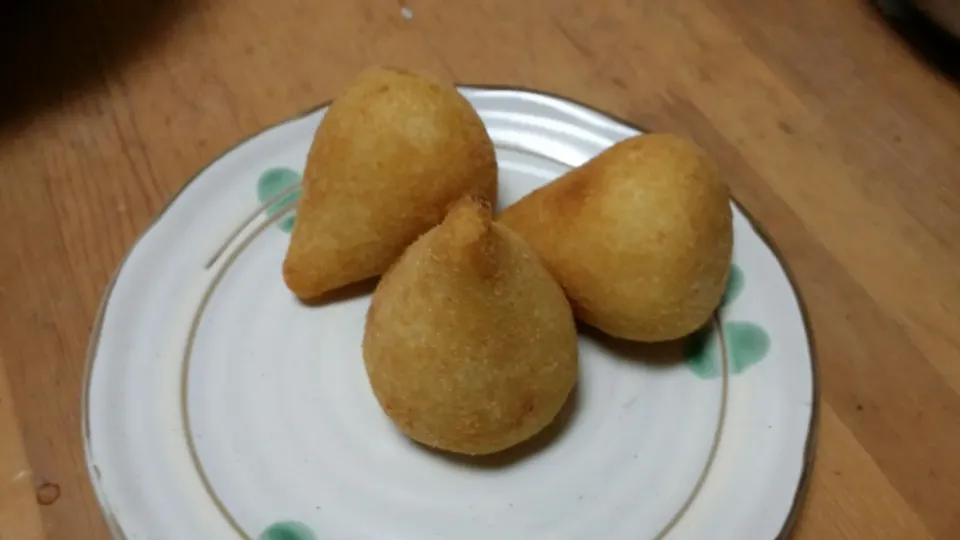 Coxinha. 
 I dont know the name in oders country but, in brazil we eat 'coxinha' in birrhday partys or in lunch.|Alyne Hiromoriさん