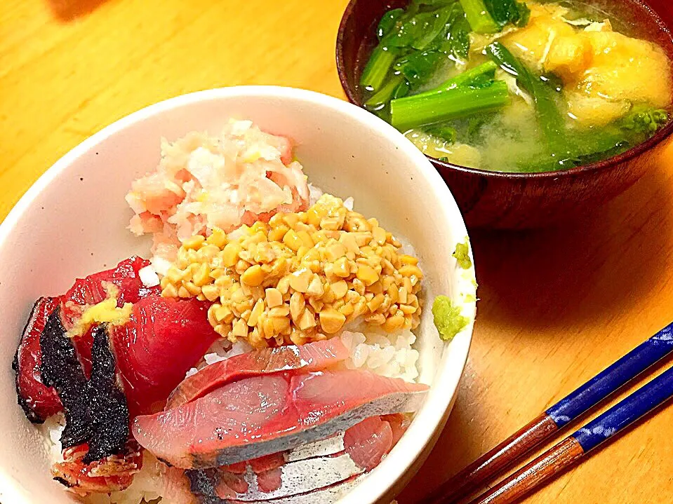 Snapdishの料理写真:かつお、いなだ、マグロでネギトロ丼。冬菜でお味噌汁。|ふみぃさん