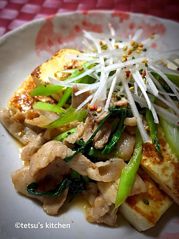 Snapdishの料理写真:オヤジ特製☆ 超カンタン！豆腐ステーキの豚肉と小松菜のっけ♪|TETSU♪😋さん