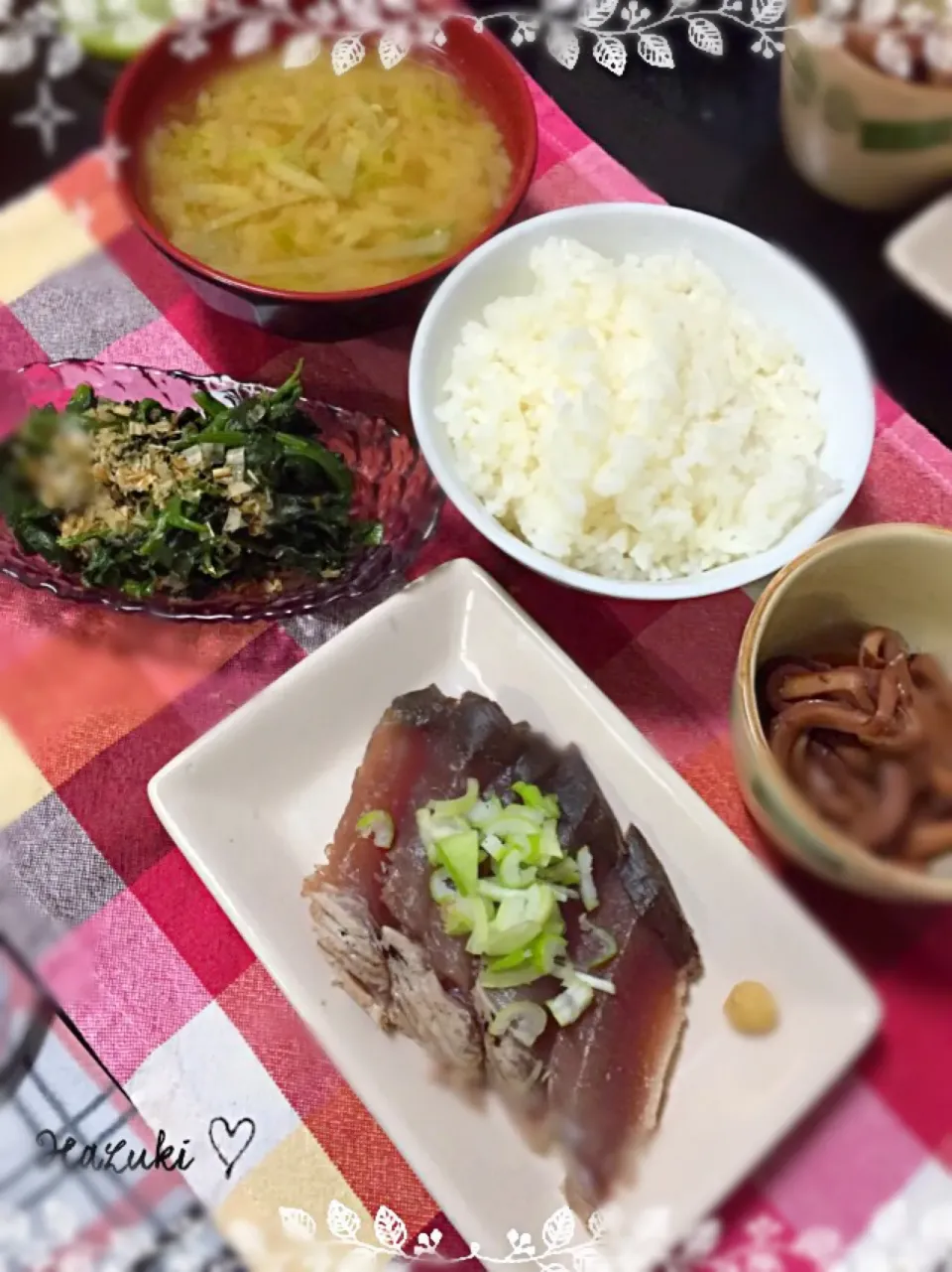 Snapdishの料理写真:晩ごはん〜鰹のたたき いかのやわらか煮 ほうれん草のおひたし ご飯 大根の味噌汁〜|⁑葉月⁑さん