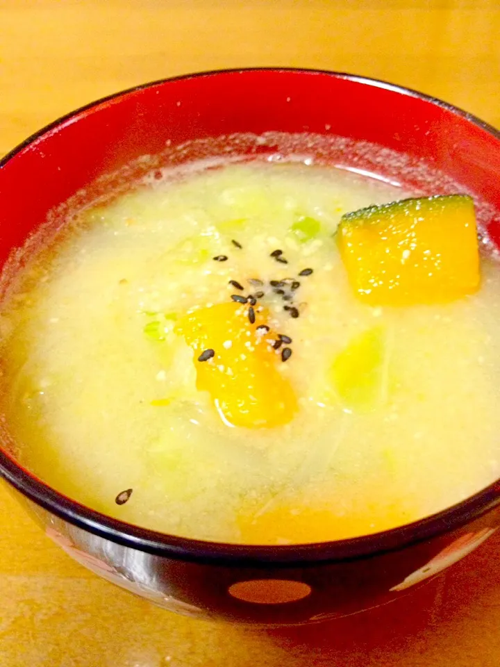 Snapdishの料理写真:かぼちゃの濃くウマ味噌汁🍲粉末ピーナツ入りでリメイク|まいりさん