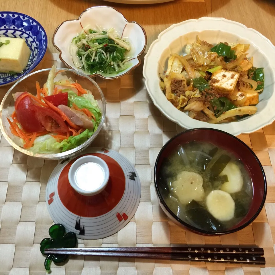 晩ご飯 ＊豚ひき肉 厚揚げの回鍋肉 ＊サラダ ＊作り置きおかずなどなど ＊みそ汁（長芋 玉ねぎ ワカメ 麩）|kokoさん