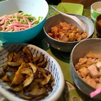 Snapdishの料理写真:平日のばんごはん☆選べる味の〜鳥ムネ肉の甘辛炒めor塩ダレ炒め・なすと鰹節のしんなり煮・葉っぱのサラダ・大根の味噌汁|zuzu☆さん