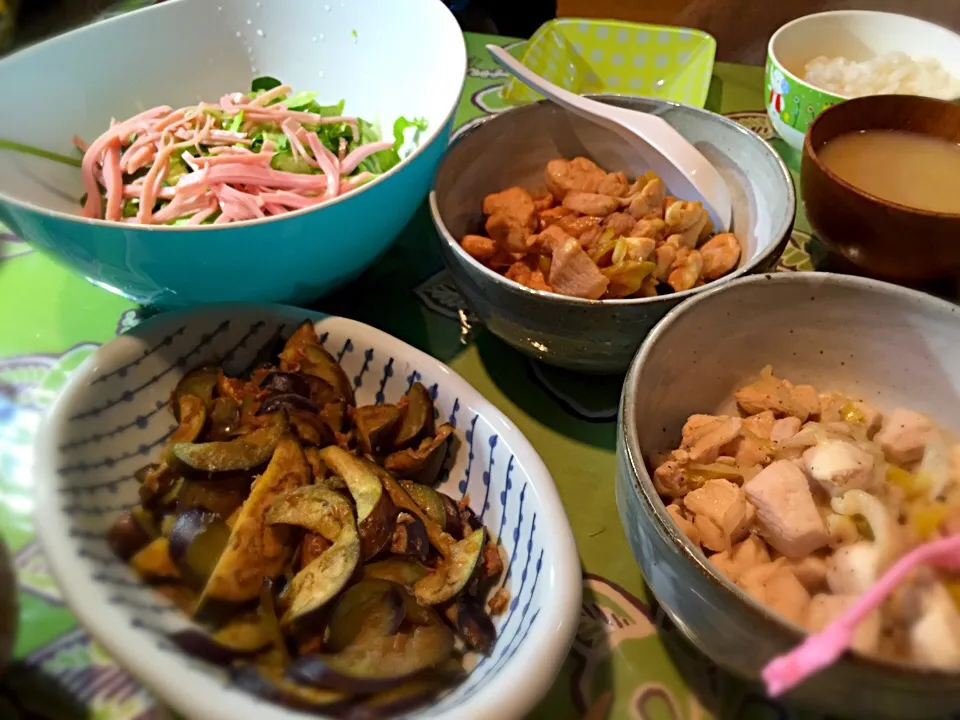 平日のばんごはん☆選べる味の〜鳥ムネ肉の甘辛炒めor塩ダレ炒め・なすと鰹節のしんなり煮・葉っぱのサラダ・大根の味噌汁|zuzu☆さん