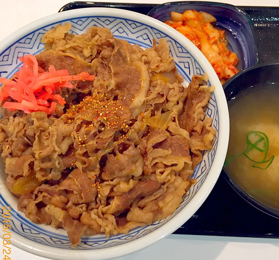 Snapdishの料理写真:牛丼  あたまの大盛り  キムチ味噌汁セット|るみおんさん