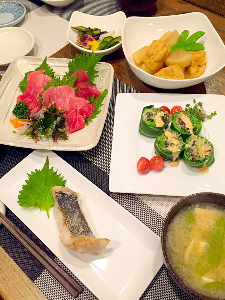 Snapdishの料理写真:今日もヘルシー和食メニュー🍚スズキの塩焼き🐟鮪のお刺身、大根とがんもの煮物、昨日の春雨サラダをリメイク、春雨サラダのキャベツ巻き、お漬物、お豆腐、油揚げ、絹さやのお味噌汁🍀|まみりんごさん