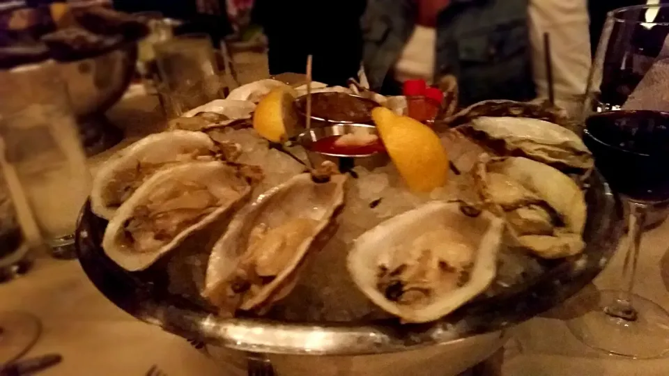 Raw oysters at Joe's Stone crab and steak house in Las Vegas, NV,USA.  ♡♡♡♡♡♡ it!!!|Jihollandさん