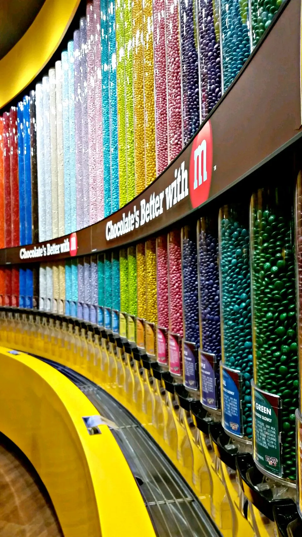 Wall of M&M's at the M&M store on the Las Vegas Strip, NV, USA.   Single colors!|Jihollandさん