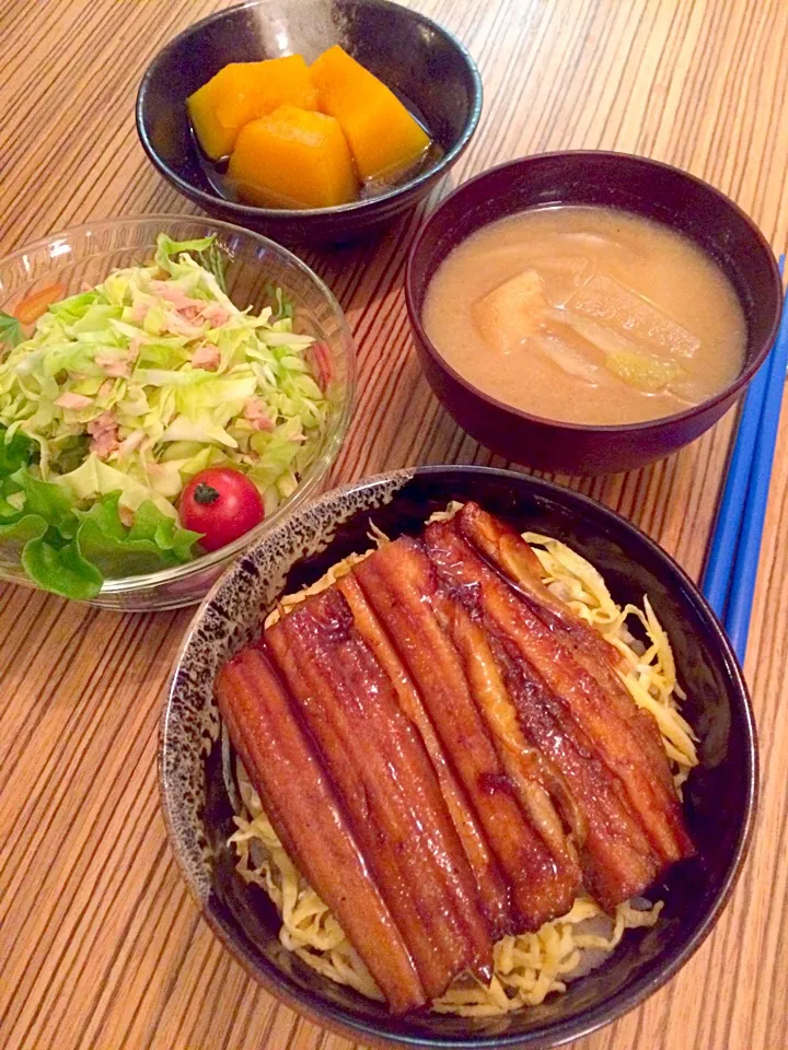 ＊晩ごはん＊ 穴子どんぶり 春キャベツとツナのサラダ カボチャの煮物 昨日のお味噌汁|pinoyamaさん