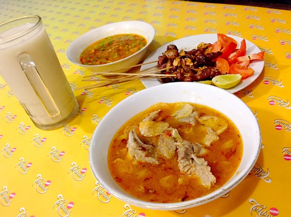 Snapdishの料理写真:Sop Buntut - Gule - Sate|Bambang Budiono Tjioさん