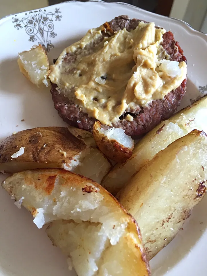 Hamburger patty with hummus and roasted potato wedges|Ericaさん