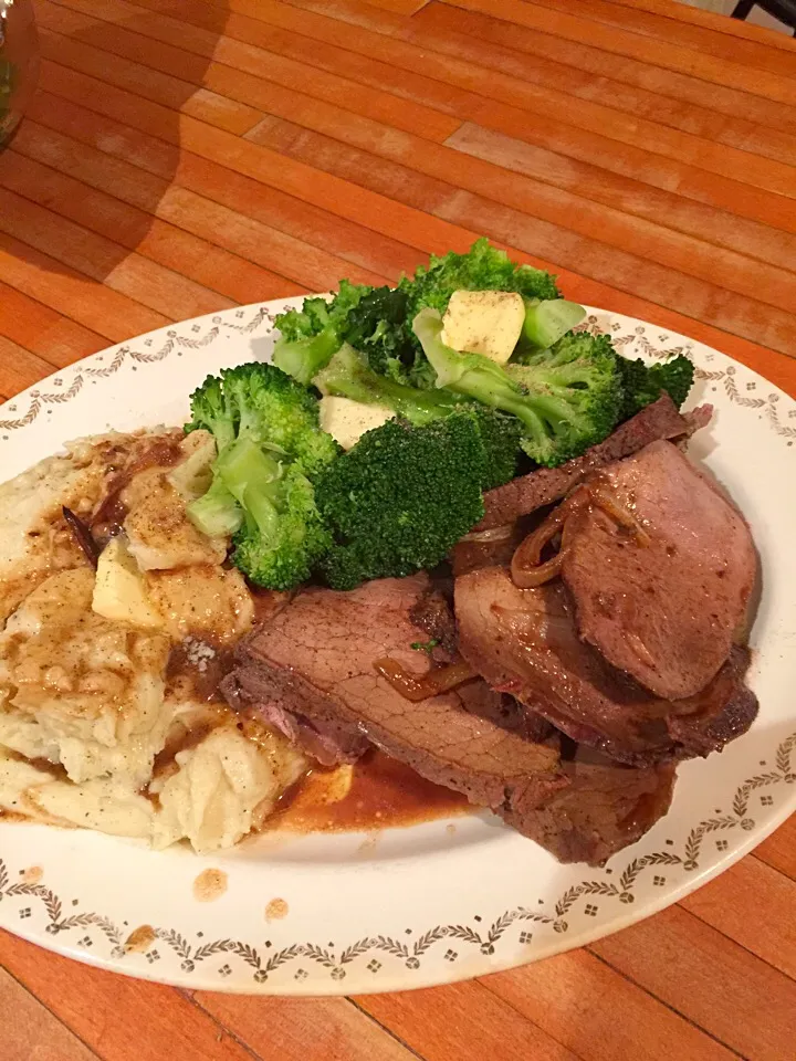 Snapdishの料理写真:Roast Beef, mashed garlic potatoes and fresh broccoli|Michele Fortunatiさん