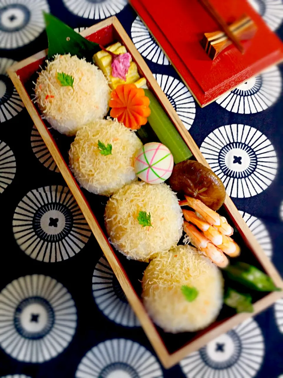 《水曜日の夫弁当》

・蟹の淡雪おむすび
・煮物
　（蕗・椎茸・人参）
・しらす入りだし巻き玉子
・温野菜　オクラ・えび

行ってらっしゃい～♡|藤田 まり子さん