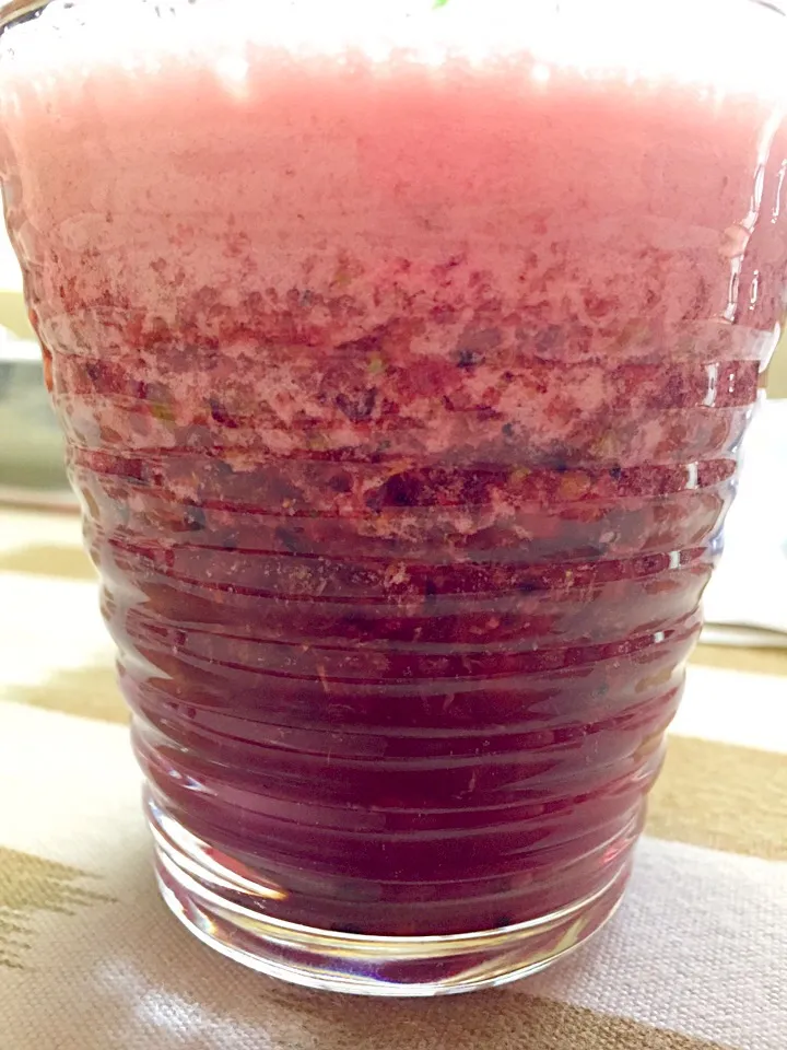 Green bell pepper, fresh strawberries, frozen blueberries, celery leaves and lemon juice, water|YDKOさん