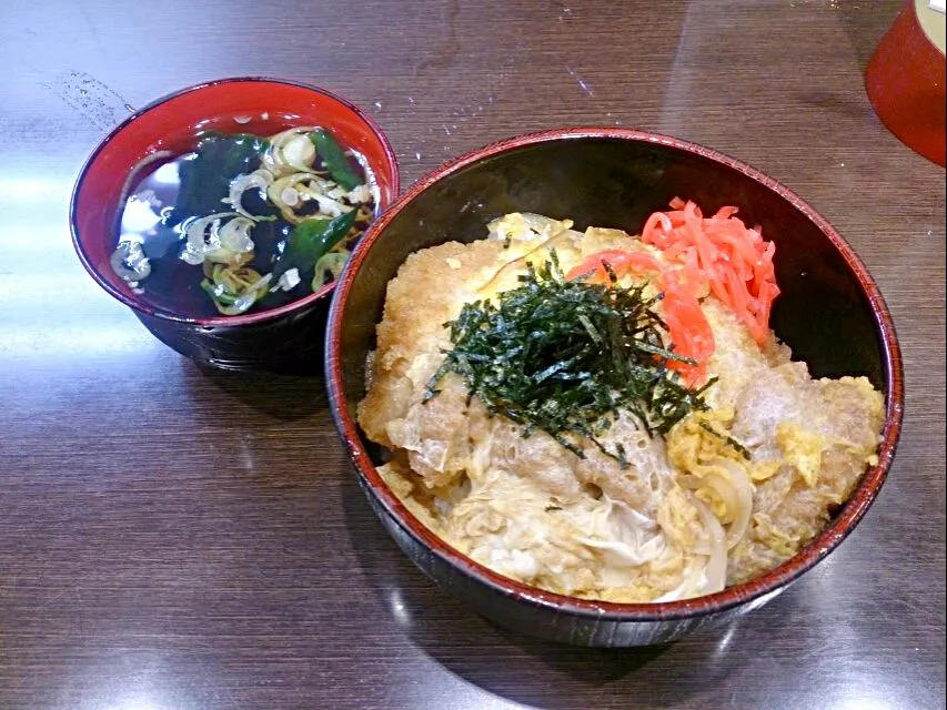 Snapdishの料理写真:朝からガッツリ！ カツ丼(東京駅 新幹線19番線ホームの立ち食い蕎麦屋)|Itaruさん