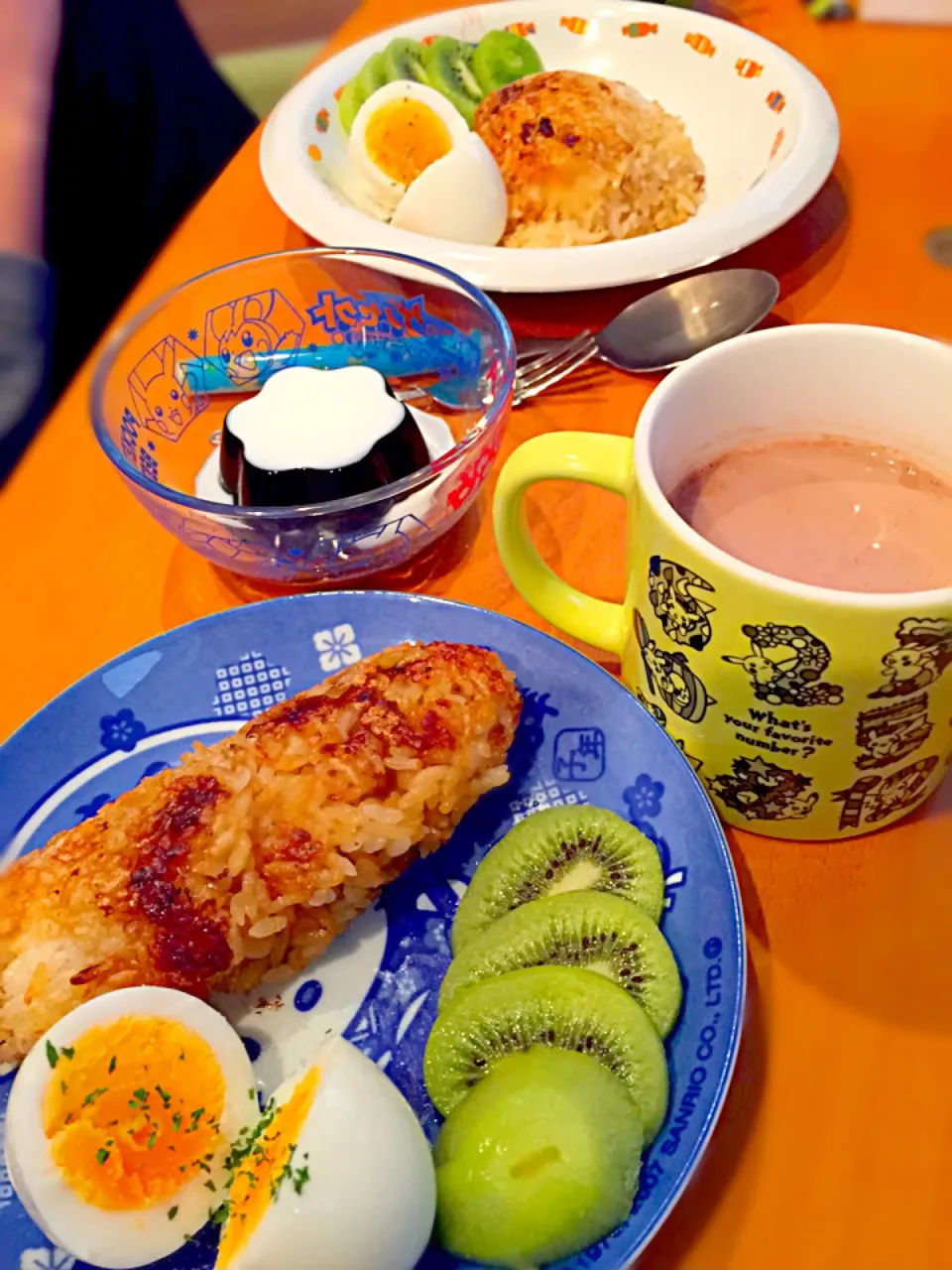 Snapdishの料理写真:朝ごはん  焼きおにぎり (焦がし醤油) 半熟卵  キウイ  コーヒーゼリー  ココアラテ☕️|ch＊K*∀o(^^*)♪さん