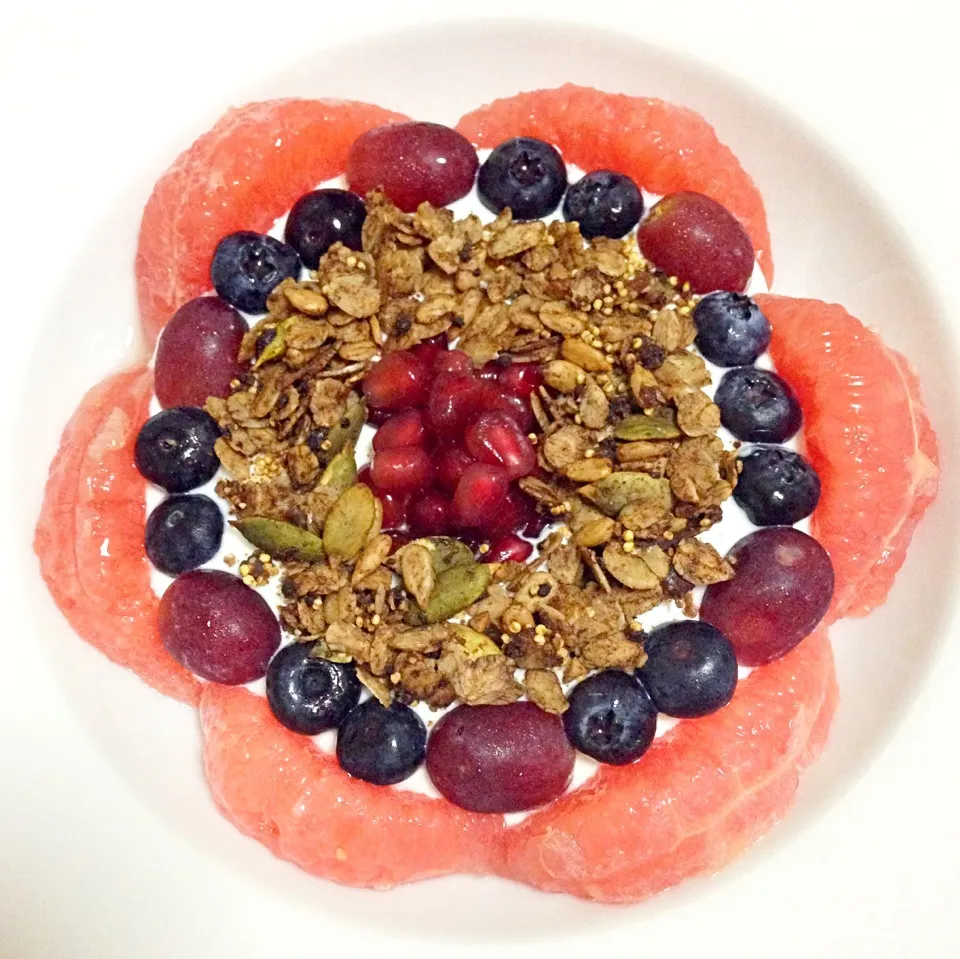 Breakfast of Greek yogurt, blueberries, grapes and pink grapefruit|coxiella24さん