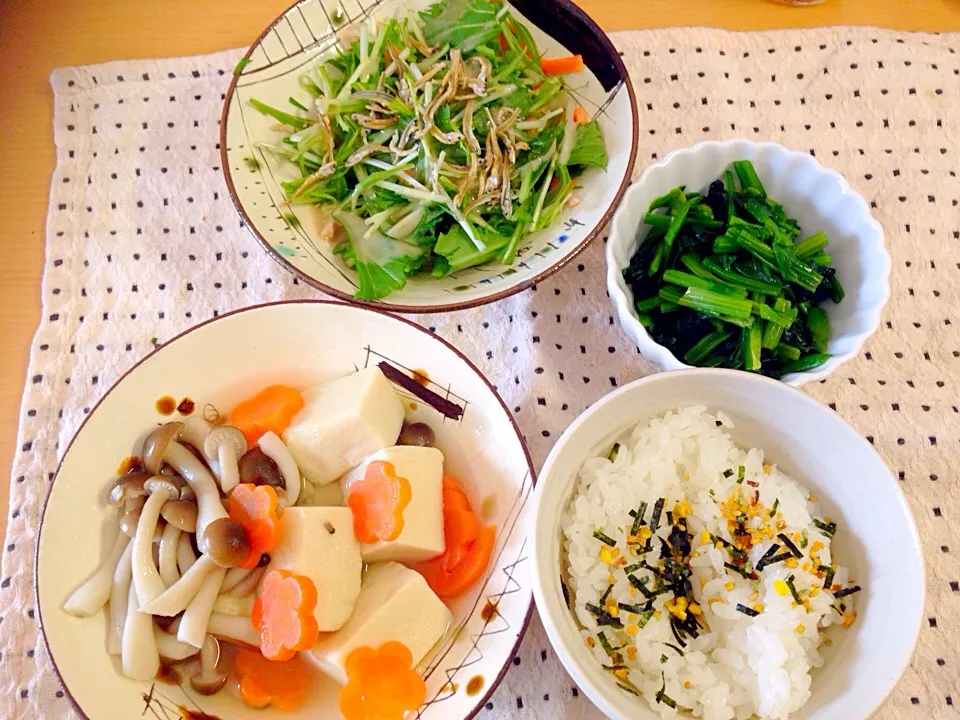 水菜と小魚のサラダ。ほうれん草のおひたし。高野豆腐の煮物。|ゆきさん