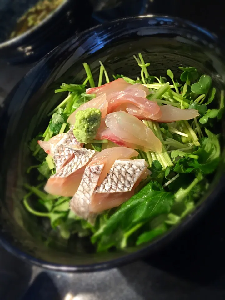 Snapdishの料理写真:鯛の昆布締め丼|takarkiさん