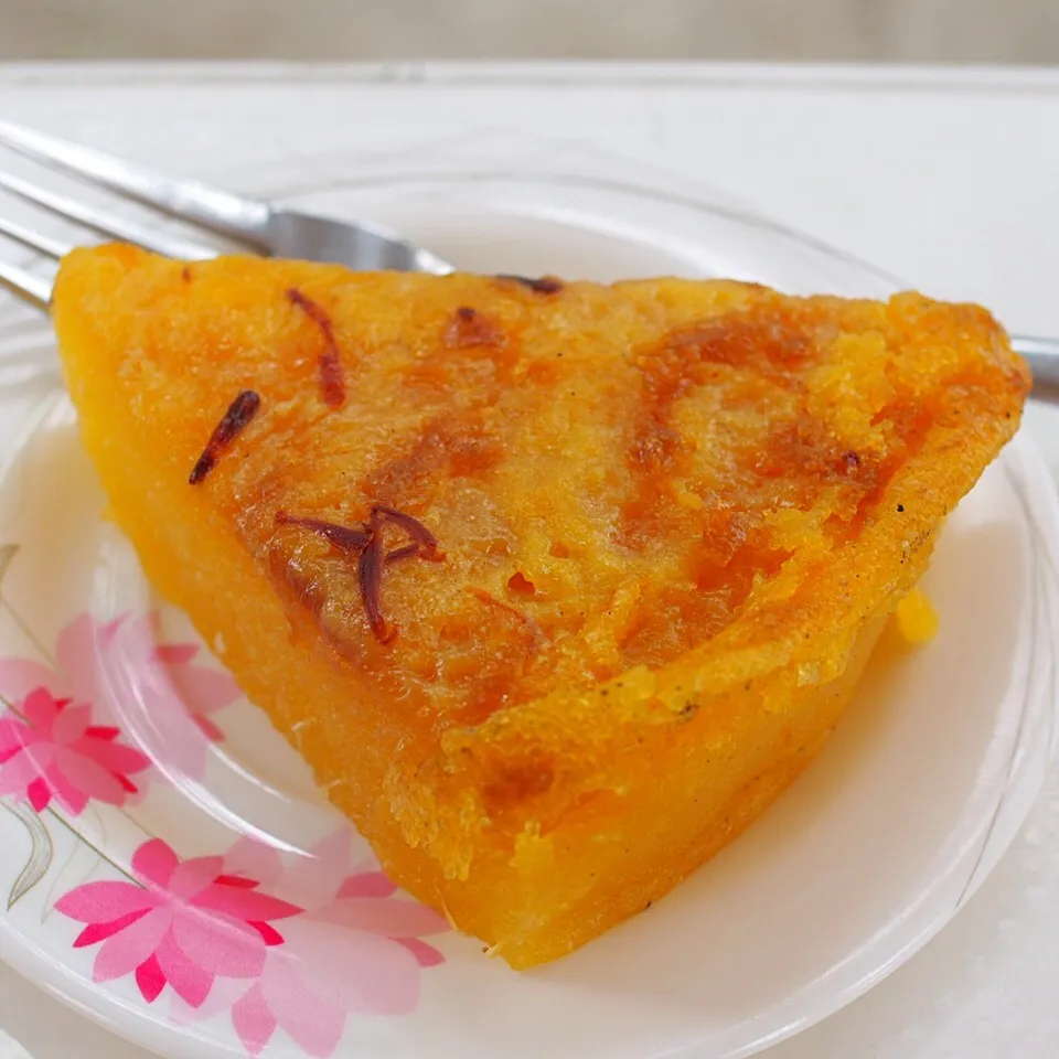 Kamoteng Kahoy (Cassava Cake) すりおろしたキャッサバをココナツミルクとコンデンスミルクで練って焼いたものらしい。|Kenny Hiraiさん