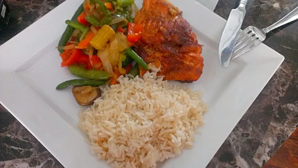 Snapdishの料理写真:homemade salmon, brown rice and vegetable stir fry|paulaさん