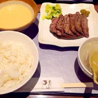 Snapdishの料理写真:牛タン麦とろ定食|まなさん