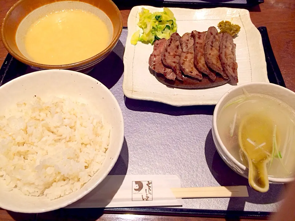 牛タン麦とろ定食|まなさん