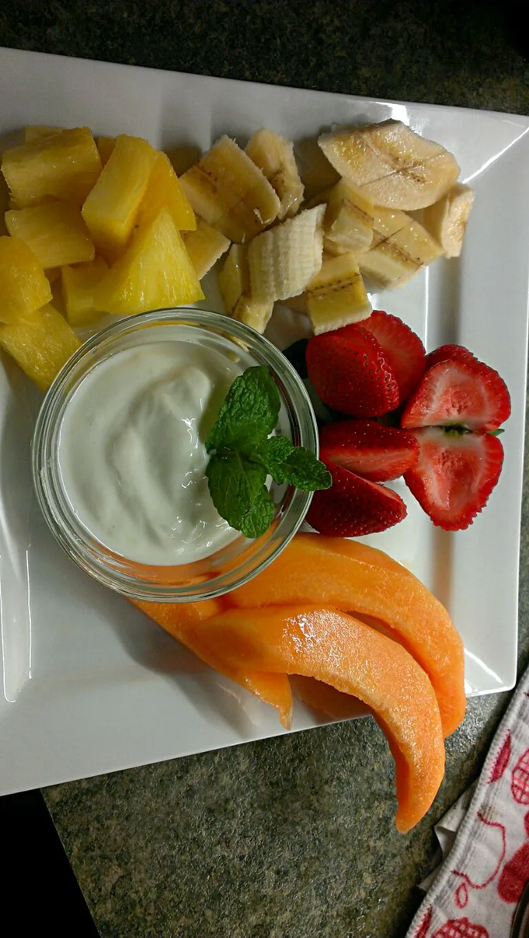 Snapdishの料理写真:cantaloupe, pineapple, strawberries, banana and greek yogurt dip.|paulaさん