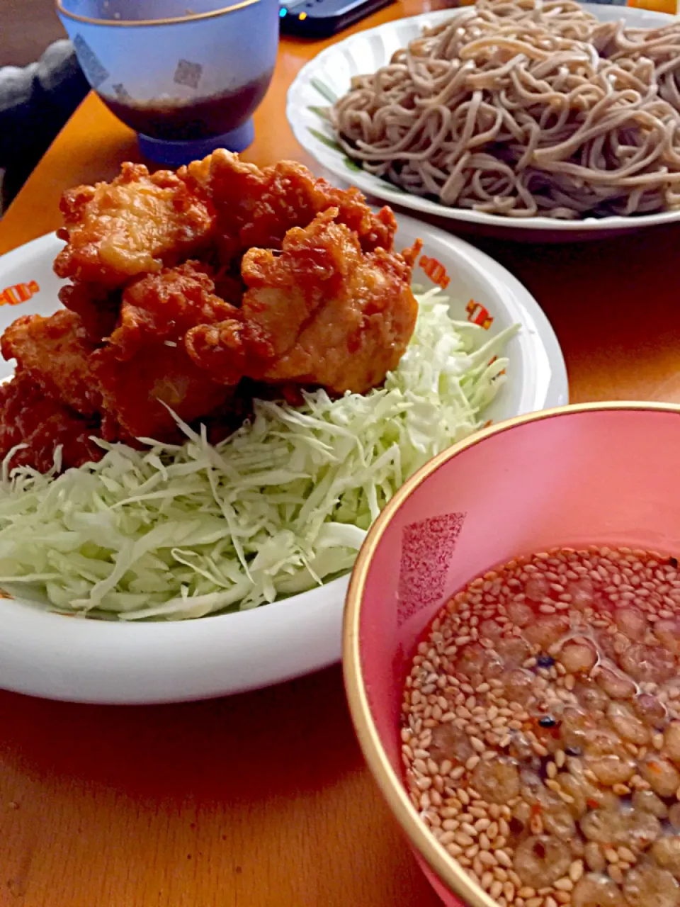 Snapdishの料理写真:鶏の唐揚げ  生姜醤油味  キャベツ千切り、お蕎麦  温かいつけダレ  ゴマ揚げ玉生姜七味唐辛子|ch＊K*∀o(^^*)♪さん