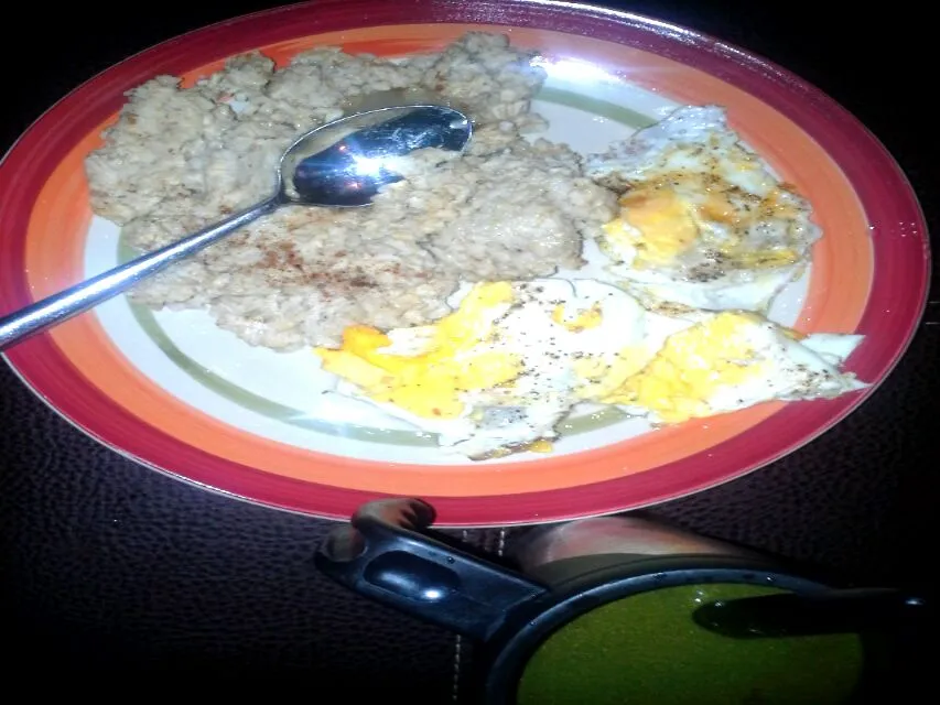 Fried eggs, oatmeal, and green drink aka post workout meal.|Dawn Nelsonさん