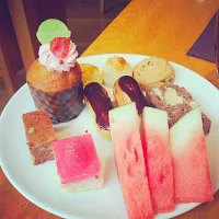 Dessert platter. #Shangrila #foodie #inlove #dessert #sundate|Nur Moselleさん