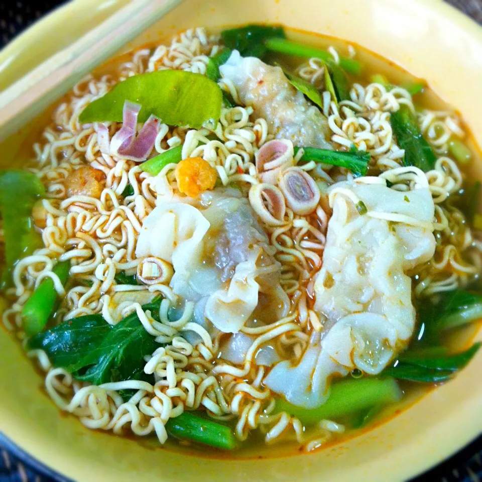 Instant noodles wonton Tom Yum with suki sauce #lemongrass #thaifood|Eat in Thaiさん