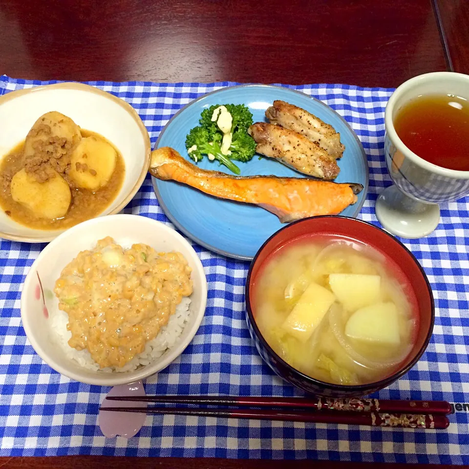 和定食🍚鮭の塩焼き、チキンの塩コショウ焼き、里芋とひき肉のバターでこっくり煮、ジャガイモ、玉ねぎ等の味噌汁|♥️さん