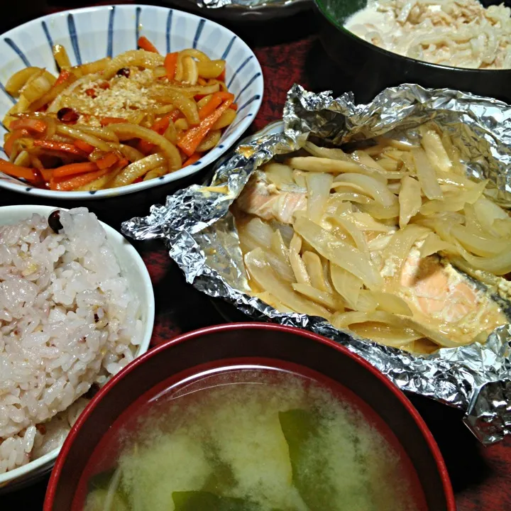 Snapdishの料理写真:鮭のホイル焼＆きんぴら大根＆わかめともやしの味噌汁|ともえさん